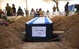 Le cercueil de l'otage tuée Ofra Keidar lors de ses funérailles au cimetière du kibboutz Beeri, le 26 juin 2025. (Maya Mashal/Forum des familles d'otages)