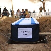Le cercueil de l'otage tuée Ofra Keidar lors de ses funérailles au cimetière du kibboutz Beeri, le 26 juin 2025. (Maya Mashal/Forum des familles d'otages)