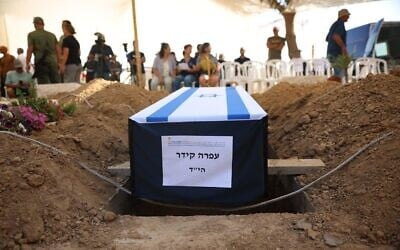 Le cercueil de l'otage tuée Ofra Keidar lors de ses funérailles au cimetière du kibboutz Beeri, le 26 juin 2025. (Maya Mashal/Forum des familles d'otages)