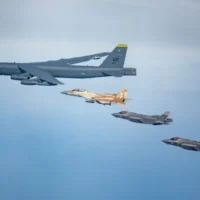 Des avions de chasse F-15I et F-35I de l'armée de l'air israélienne volent aux côtés d'un bombardier américain B-52 lors d'un exercice le 4 mars 2025. (Armée israélienne)