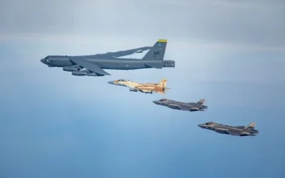 Des avions de chasse F-15I et F-35I de l'armée de l'air israélienne volent aux côtés d'un bombardier américain B-52 lors d'un exercice le 4 mars 2025. (Armée israélienne)