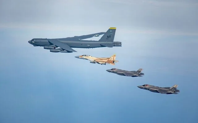 Des avions de chasse F-15I et F-35I de l'armée de l'air israélienne volent aux côtés d'un bombardier américain B-52 lors d'un exercice le 4 mars 2025. (Armée israélienne)