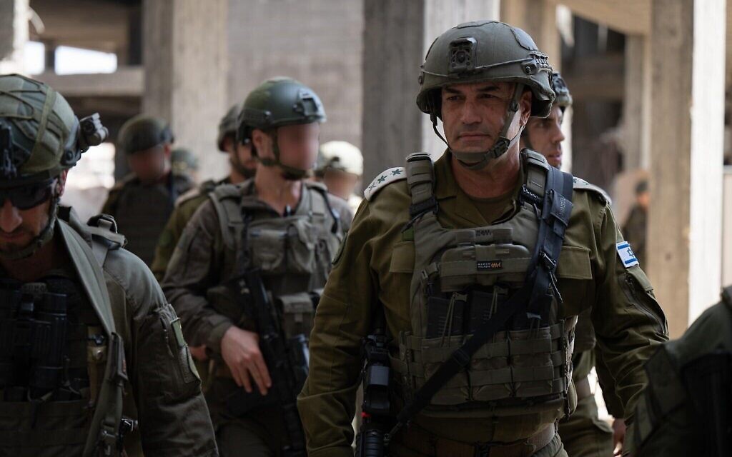 Le chef d'état-major de l'armée israélienne, le lieutenant-général Eyal Zamir, dans le sud de Gaza, le 1ᵉʳ juin 2025. (Crédit : Armée israélienne)