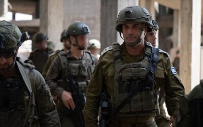 Le chef d'état-major de l'armée israélienne, le lieutenant-général Eyal Zamir, dans le sud de Gaza, le 1ᵉʳ juin 2025. (Crédit : Armée israélienne)