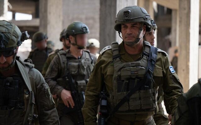 Le chef d'état-major de l'armée israélienne, le lieutenant-général Eyal Zamir, dans le sud de Gaza, le 1ᵉʳ juin 2025. (Crédit : Armée israélienne) Le chef d'état-major de l'armée israélienne, le lieutenant-général Eyal Zamir, dans le sud de Gaza, le 1ᵉʳ juin 2025. (Crédit : Armée israélienne)