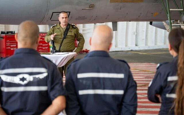 Le chef d'état-major de l'armée israélienne, le lieutenant-général Eyal Zamir, rencontre des équipages et des techniciens sur la base aérienne de Tel Nof, le 14 juin 2025. (Crédit : Tsahal)
