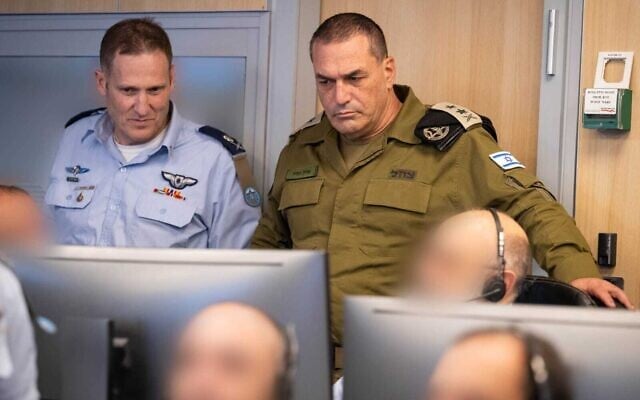 Le chef d'état-major de l'armée israélienne, le lieutenant-général Eyal Zamir (à gauche), et le chef de l'armée de l'air israélienne, le major-général Tomer Bar, sont photographiés dans le centre de commandement souterrain de l'armée de l'air israélienne, le 15 juin 2025. (Crédit : Tsahal) Le chef d'état-major de l'armée israélienne, le lieutenant-général Eyal Zamir (à gauche), et le chef de l'armée de l'air israélienne, le major-général Tomer Bar, sont photographiés dans le centre de commandement souterrain de l'armée de l'air israélienne, le 15 juin 2025. (Crédit : Tsahal)