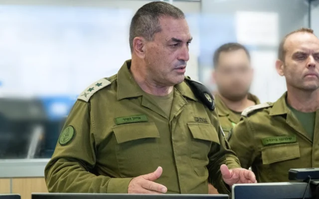 Le chef d'état-major de l'armée israélienne, le lieutenant-général Eyal Zamir, s'adresse à des officiers au siège de la division de recherche de la direction du renseignement militaire, le 18 juin 2025. (Crédit : armée israélienne) Le chef d'état-major de l'armée israélienne, le lieutenant-général Eyal Zamir, s'adresse à des officiers au siège de la division de recherche de la direction du renseignement militaire, le 18 juin 2025. (Crédit : armée israélienne)