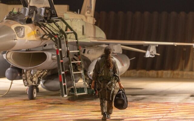 Une pilote de l'armée de l'air israélienne se dirigeant vers un avion de chasse F-16 avant de décoller pour frapper l'Iran, sur une photo publiée le 22 juin 2025. (Crédit : Armée israélienne) Une pilote de l'armée de l'air israélienne se dirigeant vers un avion de chasse F-16 avant de décoller pour frapper l'Iran, sur une photo publiée le 22 juin 2025. (Crédit : Armée israélienne)