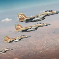 Des avions de combat F-15 de l'armée de l'air israélienne survolant Israël en route pour mener des frappes en Iran, sur une photo publiée le 25 juin 2025. (Crédit : Armée israélienne)