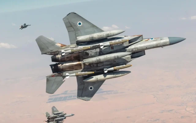 Des avions de chasse F-15 de l’armée de l’air israélienne survolant Israël en route vers des frappes en Iran, durant le conflit de juin 2025, sur une photo diffusée le 27 juin 2025. (Crédit : Armée israélienne)