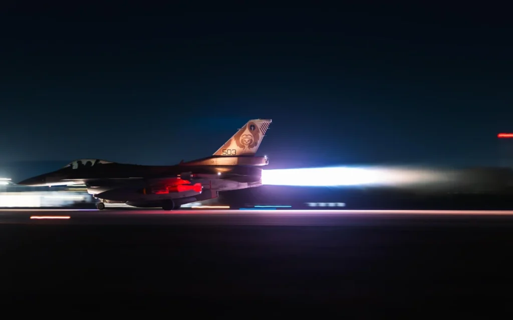 Un avion de chasse F-16 de l'armée de l'air israélienne décolle pour des frappes en Iran durant le conflit de juin 2025, sur une photo d’archives diffusée le 27 juin 2025. (Crédit : Armée israélienne) Un avion de chasse F-16 de l'armée de l'air israélienne décolle pour des frappes en Iran durant le conflit de juin 2025, sur une photo d’archives diffusée le 27 juin 2025. (Crédit : Armée israélienne)