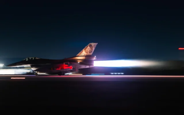 Un avion de chasse F-16 de l'armée de l'air israélienne décolle pour des frappes en Iran durant le conflit de juin 2025, sur une photo d’archives diffusée le 27 juin 2025. (Crédit : Armée israélienne)