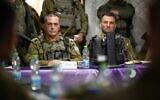 Le chef d'état-major de l'armée israélienne, le lieutenant-général Eyal Zamir (à gauche), procédant à une évaluation avec le chef du Commandement du Sud, le major-général Yaniv Asor, à Gaza, le 27 juin 2025. (Crédit : Armée israélienne)