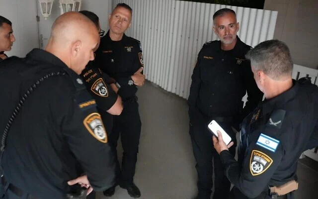 La police sur les lieux d'un homicide à Nahariya qui a fait une victime - une femme poignardée à mort, le 7 juin 2025. (Police israélienne) La police sur les lieux d'un homicide à Nahariya qui a fait une victime - une femme poignardée à mort, le 7 juin 2025. (Police israélienne)