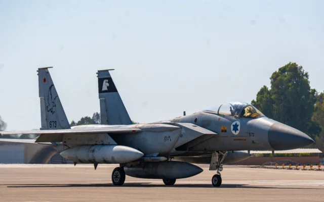 Des avions de combat de l'armée de l'air israélienne se préparant à décoller pour frapper l'Iran, le 17 juin 2025. (Crédit : Armée israélienne) Des avions de combat de l'armée de l'air israélienne se préparant à décoller pour frapper l'Iran, le 17 juin 2025. (Crédit : Armée israélienne)