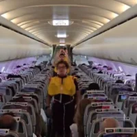 Les passagers israéliens du premier vol de rapatriement d'Arkia au départ de Larnaca et à destination de l'aéroport Ben Gurion de Tel Aviv, le 18 juin 2025. (Avec l'aimable autorisation d'Arkia)