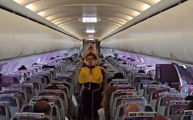 Les passagers israéliens du premier vol de rapatriement d'Arkia au départ de Larnaca et à destination de l'aéroport Ben Gurion de Tel Aviv, le 18 juin 2025. (Avec l'aimable autorisation d'Arkia)
