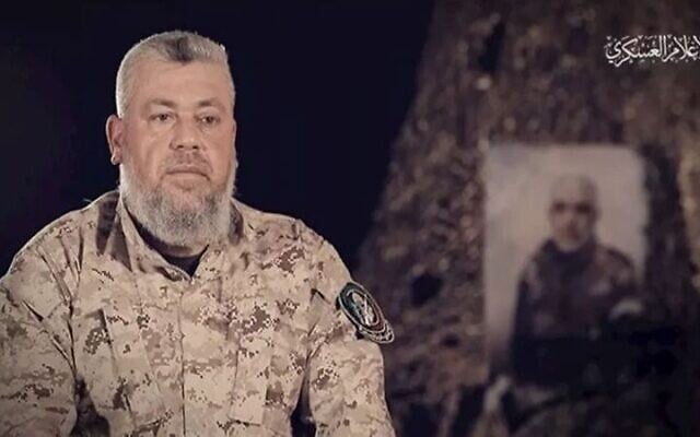 Ezzedine al-Haddad, commandant de la brigade de Gaza du Hamas, dans une vidéo diffusée par la branche armée du groupe terroriste palestinien, en mai 2022. (Crédit : Autorisation)