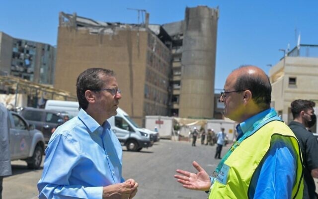 Le président Isaac Herzog (à gauche) sur le site d'une attaque iranienne à l'aide de missiles balistiques contre le centre hospitalier Soroka, à Beer Sheva, aux côtés du directeur général de l'hôpital, le Dr. Shlomi Codish. 19 juin 2025. (Crédit : Kobi Gideon/GPO) Le président Isaac Herzog (à gauche) sur le site d'une attaque iranienne à l'aide de missiles balistiques contre le centre hospitalier Soroka, à Beer Sheva, aux côtés du directeur général de l'hôpital, le Dr. Shlomi Codish. 19 juin 2025. (Crédit : Kobi Gideon/GPO)