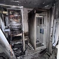 Une installation de sécurité en Cisjordanie incendiée pendant la nuit du 30 juin 2025 par des résidents d’implantations. (Crédit : Armée israélienne)