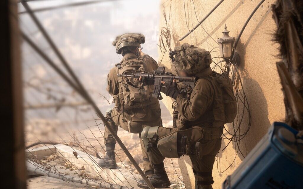 Des soldats de la Brigade Golani opérant à Khan Younès, dans la bande de Gaza, le 3 juin 2025. (Crédit : Armée israélienne)