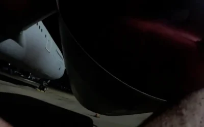 Un membre de Palestine Action pulvérise de la peinture rouge sur un avion à la base de la  Brize Norton de la Royal Air Force, le 20 juin 2025. (Capture d'écran)