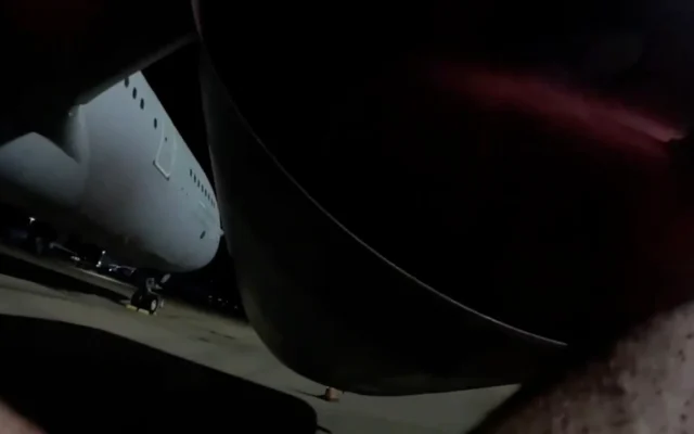 Un membre de Palestine Action pulvérise de la peinture rouge sur un avion à la base de la  Brize Norton de la Royal Air Force, le 20 juin 2025. (Capture d'écran)