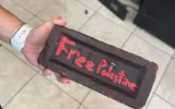 Une brique lancée à travers la vitrine du restaurant Butcherie à Brookline, dans le Massachusetts, le 15 juin 2025. (Crédit : Département de la police de Brookline)