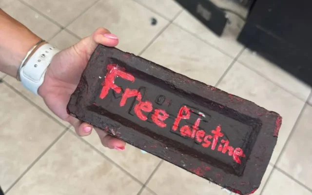 Une brique lancée à travers la vitrine du restaurant Butcherie à Brookline, dans le Massachusetts, le 15 juin 2025. (Crédit : Département de la police de Brookline)