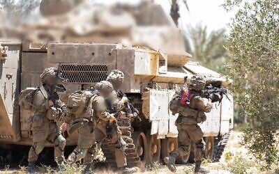 Des soldats de l'armée israélienne opérant dans la bande de Gaza, le 11 juin 2025. (Crédit : Armée israélienne)