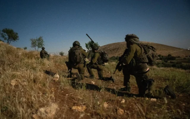 Des soldats de la brigade Alexandroni en opération  dans le village syrien de Beit Jinn, le 12 juin 2025 en tout début de matinée. (Crédit : Tsahal)