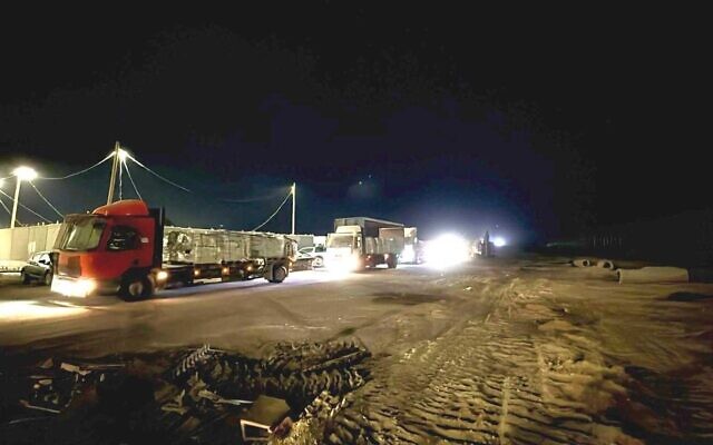 Des camions d'aide humanitaire entrant dans le nord de la bande de Gaza via le passage de Zikim, le 11 juin 2025. (Crédit : COGAT) Des camions d'aide humanitaire entrant dans le nord de la bande de Gaza via le passage de Zikim, le 11 juin 2025. (Crédit : COGAT)