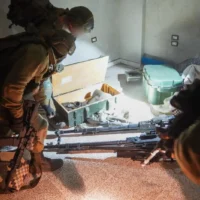 Des armes saisies par les soldats de l'armée israélienne lors d'une opération à Beit Jinn, dans le sud de la Syrie, dans la matinée du  12 juin 2025. (Crédit : Tsahal)