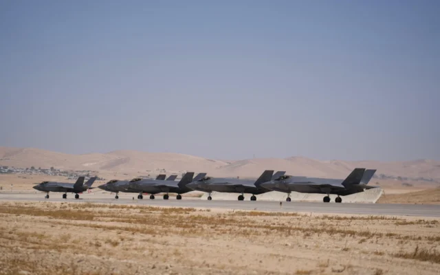 Des avions de combat F-35I de l'armée de l'air israélienne décollent pour mener des frappes en Iran, le 13 juin 2025. (Crédit : Armée israélienne) Des avions de combat F-35I de l'armée de l'air israélienne décollent pour mener des frappes en Iran, le 13 juin 2025. (Crédit : Armée israélienne)