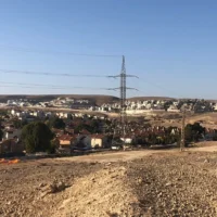 Une vue de certains des quartiers les plus récents de la ville du Neguev de Dimona, le 21 décembre 2020. (Crédit : Sue Surkes/Times of Israel)
