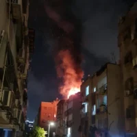 Illustration : Un incendie s'est déclaré sur le toit d'un immeuble résidentiel dans le centre d'Israël après une attaque aux missiles iraniens, le 21 juin 2025 (Crédit :  Services des incendies et des secours).