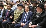 Le grand rabbin séfarade David Yosef s'adressant au président Isaac Herzog lors de la cérémonie de prestation de serment des nouveaux juges rabbiniques, à la résidence présidentielle, le 10 juin 2025. (Crédit : Amos Ben Gershom/GPO)