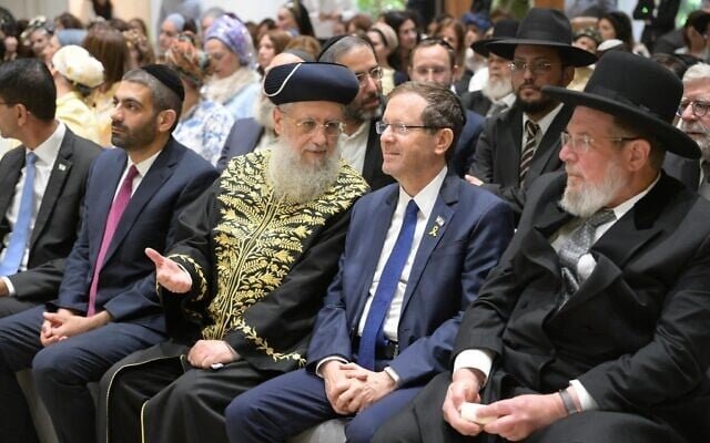Le grand rabbin séfarade David Yosef s'adressant au président Isaac Herzog lors de la cérémonie de prestation de serment des nouveaux juges rabbiniques, à la résidence présidentielle, le 10 juin 2025. (Crédit : Amos Ben Gershom/GPO) Le grand rabbin séfarade David Yosef s'adressant au président Isaac Herzog lors de la cérémonie de prestation de serment des nouveaux juges rabbiniques, à la résidence présidentielle, le 10 juin 2025. (Crédit : Amos Ben Gershom/GPO)