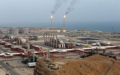 Une raffinerie de gaz naturel sur le gisement gazier de South Pars, sur la côte nord du golfe Persique, à Asaluyeh, en Iran, le 16 mars 2019. (AP Photo/Vahid Salemi, fichier)