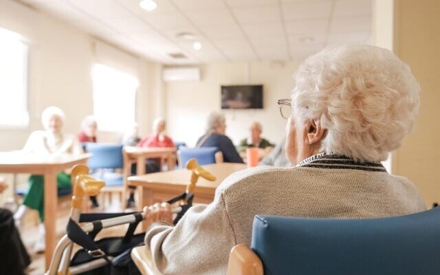 Illustration : Une femme regarda ses amis, dans une maison de retraite. (Crédit : iStock par Getty Images)