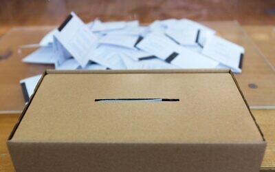 Illustration : bulletins de vote en papier devant une urne (iStock par Getty Images)