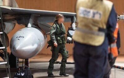 La major "Shin", pilote dans l'armée de l'air israélienne, photographiée à côté de son avion de chasse sur une photo non datée publiée le 14 juin 2025. (Crédit : Armée israélienne)