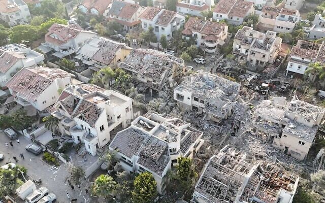 Les dégâts observés à Rishon Lezion au lendemain d'une attaque à l'aide de missiles balistiques lancés depuis l'Iran, le 14 juin 2025. (Crédit : Équipe de drones de la municipalité de Rishon Lezion) Les dégâts observés à Rishon Lezion au lendemain d'une attaque à l'aide de missiles balistiques lancés depuis l'Iran, le 14 juin 2025. (Crédit : Équipe de drones de la municipalité de Rishon Lezion)
