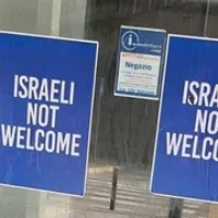 Des affiches "Israeli not welcome" dans les rues de Milan, en juin 2025. (Crédit : X.com)