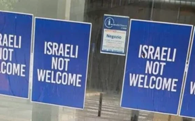 Des affiches "Israeli not welcome" dans les rues de Milan, en juin 2025. (Crédit : X.com)