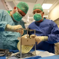 Des médecins de l'hôpital Sheba Medical Center lors d'une opération visant à transplanter un cœur artificiel à un patient, le 29 mai 2025. (Crédit : Bureau du porte-parole de Sheba)