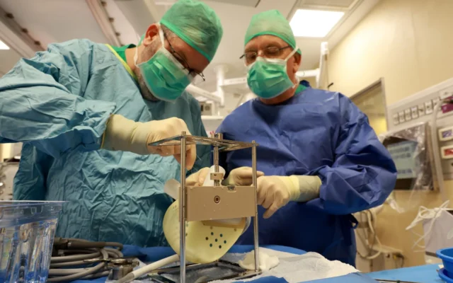 Des médecins de l'hôpital Sheba Medical Center lors d'une opération visant à transplanter un cœur artificiel à un patient, le 29 mai 2025. (Crédit : Bureau du porte-parole de Sheba)