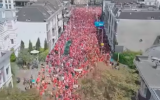 Photo d'Illustration : Des manifestants habillés de rouge dénoncent le "génocide" à Gaza à la Haye, aux Pays-Bas, le 18 mai 2025. (Capture d'écran : YouTube)
