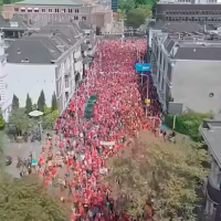 Photo d'Illustration : Des manifestants habillés de rouge dénoncent le "génocide" à Gaza à la Haye, aux Pays-Bas, le 18 mai 2025. (Capture d'écran : YouTube)